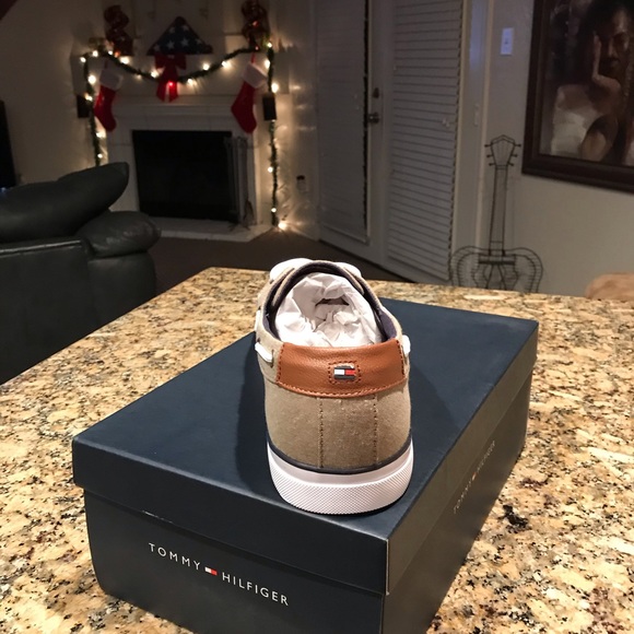 Tommy Hilfiger size 13.. - Picture 6 of 7